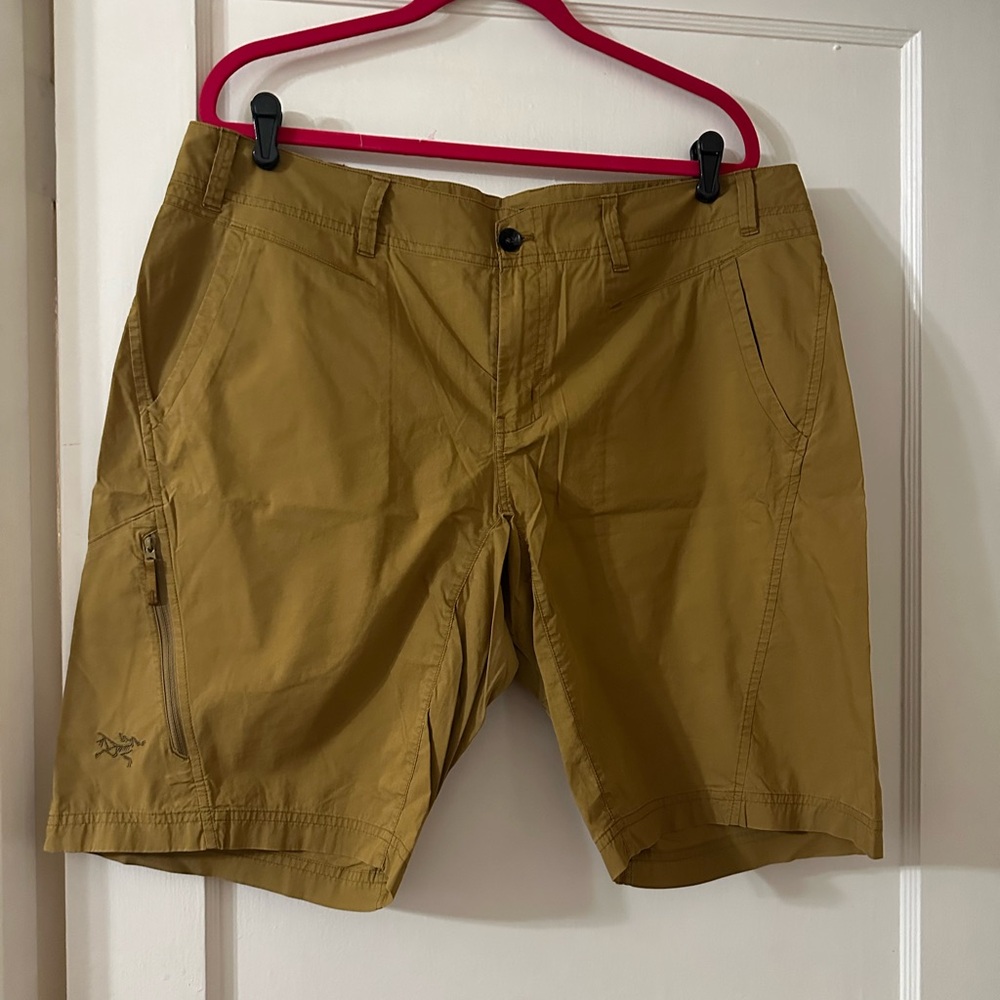 Arcteryx men’s tan shorts size 38